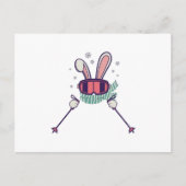 スキーポールとスキーゴーグルを持つスキーウサギ ポストカード (正面)