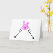 スキーポールを持ったスキーウサギ カード (黄色い花)