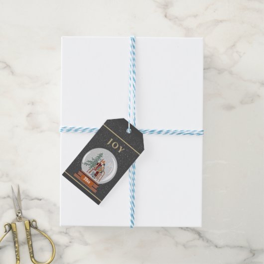 スキーヤーとソリでクリスマススノーグローブを楽しむ ギフトタグ (より糸付き)