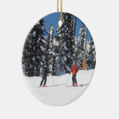 スキーヤーと雪に覆われた木々が集まる雪景色 セラミックオーナメント (右)