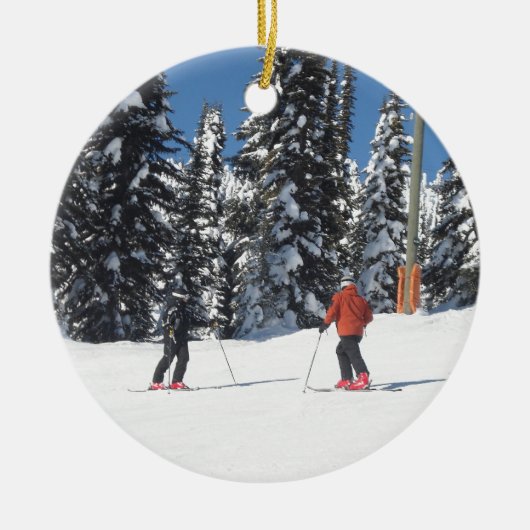 スキーヤーと雪に覆われた木々が集まる雪景色 セラミックオーナメント (正面)