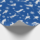 スキーヤーのパターン。ブルーラップの白いシルエット ラッピングペーパー (角)
