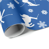スキーヤーのパターン。ブルーラップの白いシルエット ラッピングペーパー (ロールコーナー)