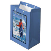 スキーヤーの賞賛- Snoqualmieのパス、ワシントン州 ミディアムペーパーバッグ (裏面アングル)