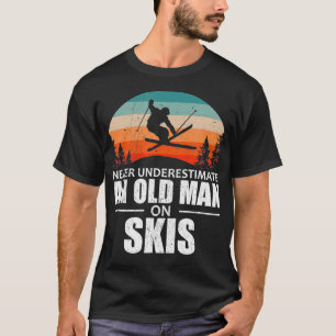 スキーヤーはスキーの老人を過小評価しない Tシャツ