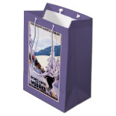 スキーヤーポスターを見ている見物人 ミディアムペーパーバッグ (裏面アングル)