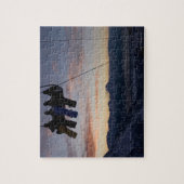 スキー場では4人のスノーボーダーがシルエットになっている ジグソーパズル (縦)