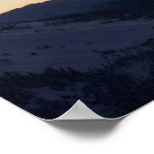 スキー場では4人のスノーボーダーがシルエットになっている ポスター (角)