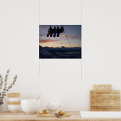 スキー場では4人のスノーボーダーがシルエットになっている ポスター (キッチン)