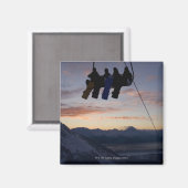 スキー場では4人のスノーボーダーがシルエットになっている マグネット (正面/裏面)