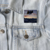 スキー場では4人のスノーボーダーがシルエットになっている 缶バッジ (インサイチュ)