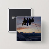 スキー場では4人のスノーボーダーがシルエットになっている 缶バッジ (正面&裏面)