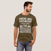 スキー好きのためのユーモアあふれる冬のギフト Tシャツ (正面フル)