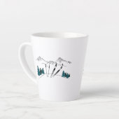 スキー後のスキーシーン冬のスポーツ カフェラテマグ (左アングル)