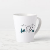 スキー後のスキーシーン冬のスポーツ カフェラテマグ (右アングル)