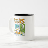 スキー選手が速いスキーおもしろい好きに降りる ツートーンマグカップ (正面左)