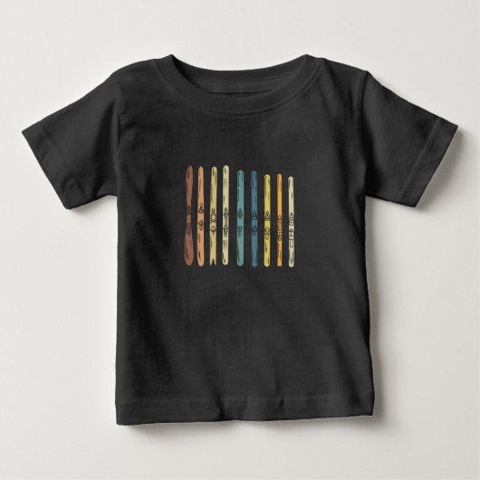 スキー – スキー板のコレクション ベビーTシャツ (正面)
