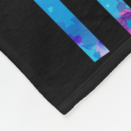 スキー – 女の子が登ろうとするようにスキーをし保ている フリースブランケット (角)