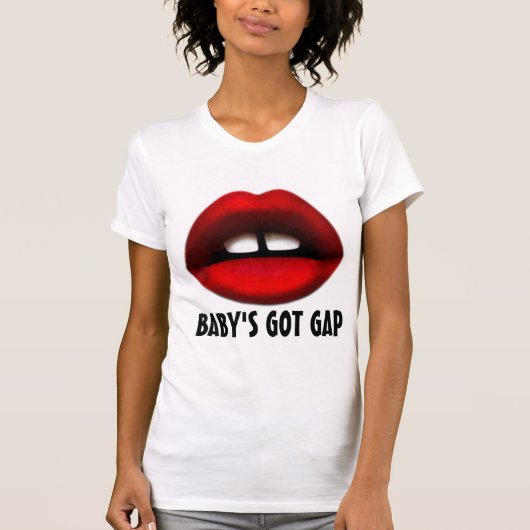 スキ歯の女の子のTシャツ、ベイビーには隙がある Tシャツ (正面)