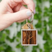 スギの質感のある木の樹皮の外観 キーホルダー (手)