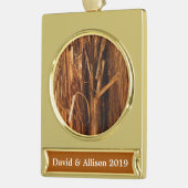 スギの質感のある木の樹皮の外観 ゴールドプレートバナーオーナメント (左)