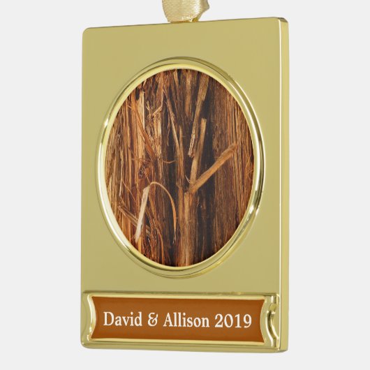 スギの質感のある木の樹皮の外観 ゴールドプレートバナーオーナメント (左)