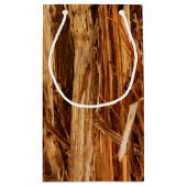 スギの質感のある木の樹皮の外観 スモールペーパーバッグ (裏面)