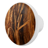 スギの質感のある木の樹皮の外観 セラミックノブ (右)