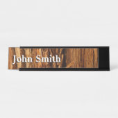 スギの質感のある木の樹皮の外観 デスクネームプレート (正面)