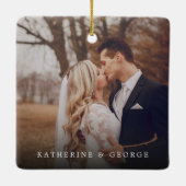 スクエアモノグラムシンプルフォトコラージホリデー セラミックオーナメント (裏面)