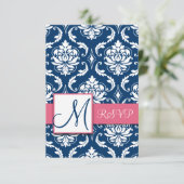 スクエア招待状に合う青いダマスク柄のイニシャルRSVPカード 出欠カード (スタンド正面)