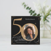 スクエア 50歳誕生日 ブラック ゴールド カリグラフィー フォト 招待状 (スタンド正面)