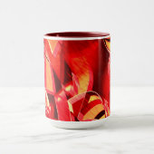 スクラッチされた赤いストリップの動きをシミュレート マグカップ (中央)