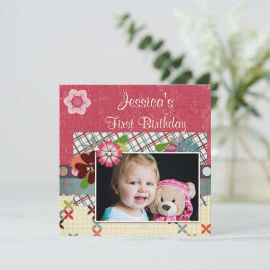 スクラップブックのスタイルの女の子の第1誕生日の写真 招待状 (スタンド正面)