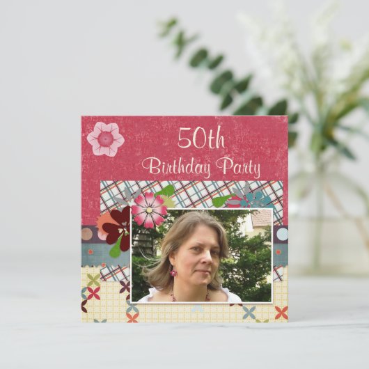 スクラップブックのスタイルの第50誕生会はあなたの写真を加えます 招待状 (スタンド正面)