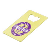 「スクラップブック – 切り取り、貼り付け、繰り返し」 クレジットカード栓抜き (正面アングル)