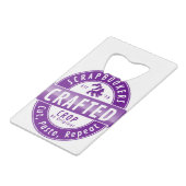 「スクラップブック – 切り取り、貼り付け、繰り返し」 クレジットカード栓抜き (裏面アングル)