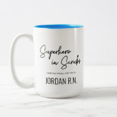 スクラブスのスーパーヒーローサパーソナライズされたンキューナース ツートーンマグカップ (左)