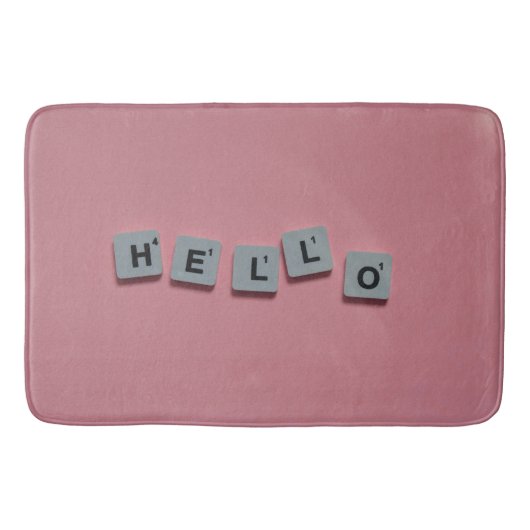 スクラブルレターバスマット – おもしろい&コージーピンクデザイン バスマット (正面)
