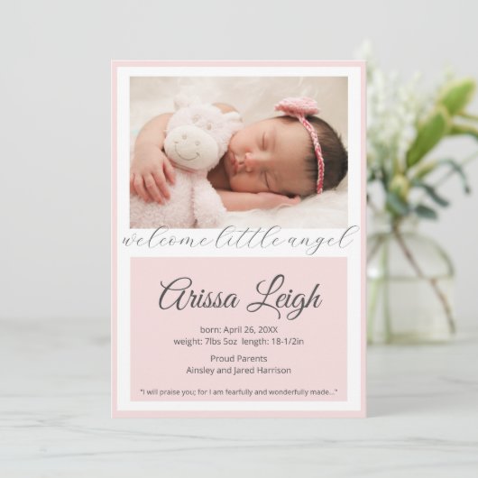 スクリプかわいらしト赤ちゃん女の子の誕生発表カード 案内状 (スタンド正面)