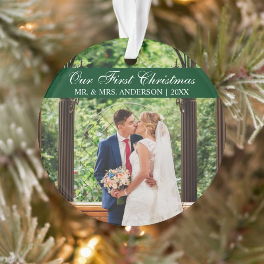 スクリプエレガントトグリーン私たちの初めてのクリスマスオーナメント オーナメント (ツリー)