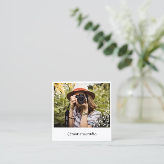 スクリプエレガントトシンプルフォトグラファー スクエア名刺 (スタンド正面)