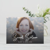 スクリプカジュアルトホワイト4フォトスイート16誕生日 招待状 (スタンド正面)