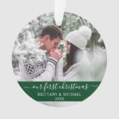 スクリプスタイリッシュト私たちの初めてのクリスマスカップル緑 オーナメント (正面)