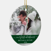 スクリプスタイリッシュト私たちの初めてのクリスマスカップル緑 セラミックオーナメント (右)