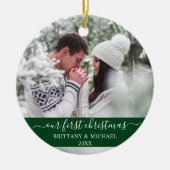 スクリプスタイリッシュト私たちの初めてのクリスマスカップル緑 セラミックオーナメント (正面)