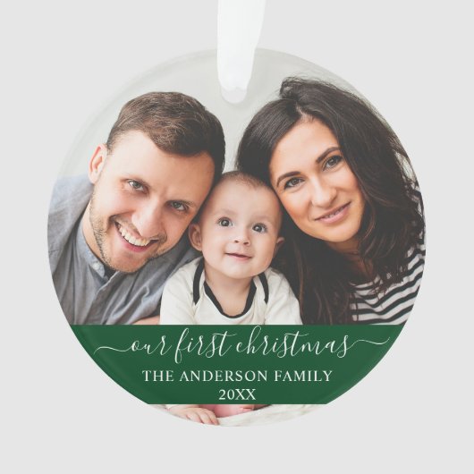 スクリプスタイリッシュト私たちの初めてのクリスマスファミリーグリーン オーナメント (正面)