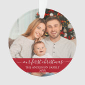 スクリプスタイリッシュト私たちの初めてのクリスマスファミリーレッド オーナメント (正面)