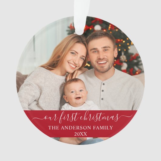 スクリプスタイリッシュト私たちの初めてのクリスマスファミリーレッド オーナメント (正面)