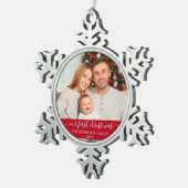 スクリプスタイリッシュト私たちの初めてのクリスマスファミリーレッド スノーフレークピューターオーナメント (右)